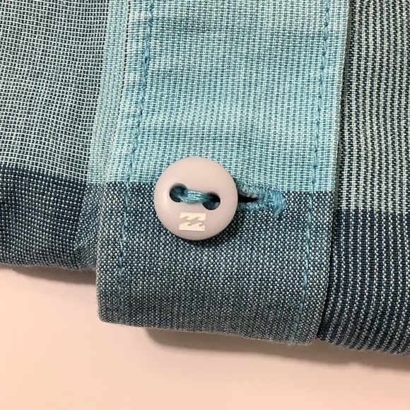 Billabong plaid shirt sleeve button up size medium EUC - Picture 3 of 11